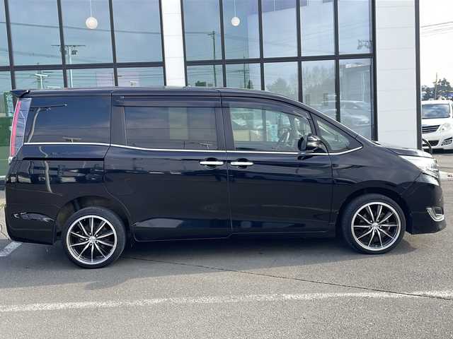 トヨタ エスクァイア Gi 道東・釧路十勝 2019(平31)年 6.9万km ブラック ・4WD/・寒冷地仕様/・ALPINE9インチビッグXSDメモリナビ/（フルセグ・BT・CD・DVD・FM・AM）/・ALPINE10.2型フリップダウンモニター/・バックカメラ/・ETC/・社外前方ドライブレコーダー/・スマートキー一体型純正エンジンスターター/・社外GPSレーダー/・衝突軽減システム/・車線逸脱警報/・クルーズコントロール/・フロントワイパーデアイサー/・両側パワースライドドア/・革シート/・前席シートヒーター/・LEDヘッドライト/・本革ステアリング/・フォグライト/・オートマチックハイビーム/・オートライト/・本革巻きステアリング/・ステアリングスイッチ/・社外フロアマット/・ドアバイザー/・スマートキー/・プッシュスタート/・純正17インチアルミホイール夏タイヤ積込