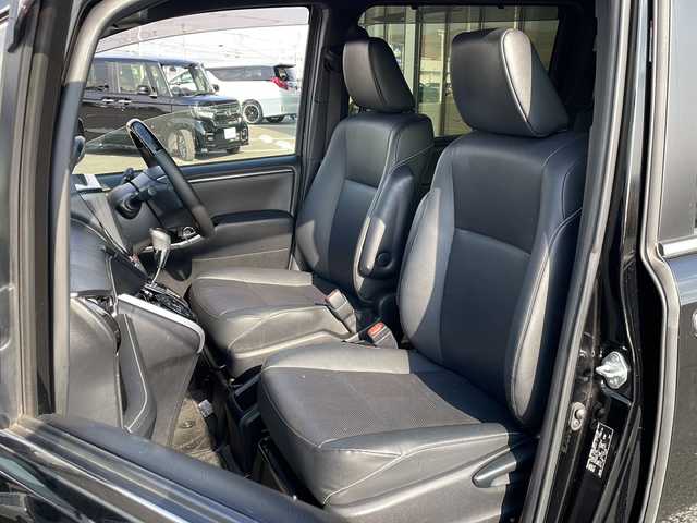 トヨタ エスクァイア Gi 道東・釧路十勝 2019(平31)年 6.9万km ブラック ・4WD/・寒冷地仕様/・ALPINE9インチビッグXSDメモリナビ/（フルセグ・BT・CD・DVD・FM・AM）/・ALPINE10.2型フリップダウンモニター/・バックカメラ/・ETC/・社外前方ドライブレコーダー/・スマートキー一体型純正エンジンスターター/・社外GPSレーダー/・衝突軽減システム/・車線逸脱警報/・クルーズコントロール/・フロントワイパーデアイサー/・両側パワースライドドア/・革シート/・前席シートヒーター/・LEDヘッドライト/・本革ステアリング/・フォグライト/・オートマチックハイビーム/・オートライト/・本革巻きステアリング/・ステアリングスイッチ/・社外フロアマット/・ドアバイザー/・スマートキー/・プッシュスタート/・純正17インチアルミホイール夏タイヤ積込