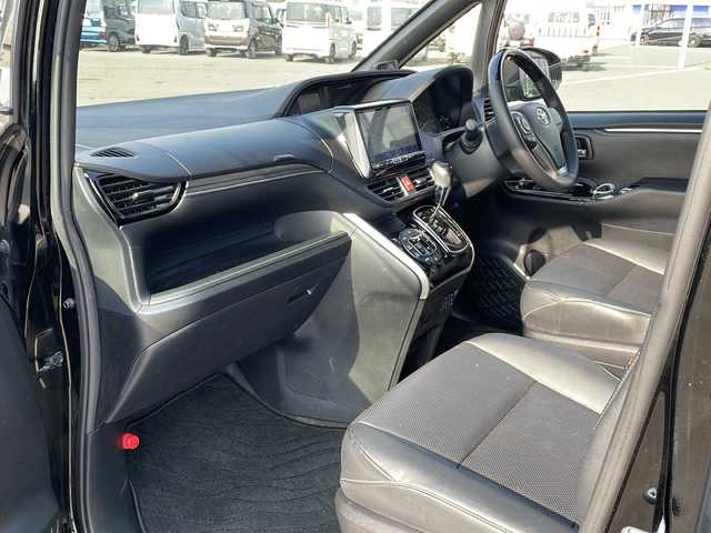 トヨタ エスクァイア Gi 道東・釧路十勝 2019(平31)年 6.9万km ブラック ・4WD/・寒冷地仕様/・ALPINE9インチビッグXSDメモリナビ/（フルセグ・BT・CD・DVD・FM・AM）/・ALPINE10.2型フリップダウンモニター/・バックカメラ/・ETC/・社外前方ドライブレコーダー/・スマートキー一体型純正エンジンスターター/・社外GPSレーダー/・衝突軽減システム/・車線逸脱警報/・クルーズコントロール/・フロントワイパーデアイサー/・両側パワースライドドア/・革シート/・前席シートヒーター/・LEDヘッドライト/・本革ステアリング/・フォグライト/・オートマチックハイビーム/・オートライト/・本革巻きステアリング/・ステアリングスイッチ/・社外フロアマット/・ドアバイザー/・スマートキー/・プッシュスタート/・純正17インチアルミホイール夏タイヤ積込