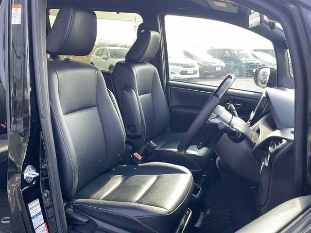 トヨタ エスクァイア Gi 道東・釧路十勝 2019(平31)年 6.9万km ブラック ・4WD/・寒冷地仕様/・ALPINE9インチビッグXSDメモリナビ/（フルセグ・BT・CD・DVD・FM・AM）/・ALPINE10.2型フリップダウンモニター/・バックカメラ/・ETC/・社外前方ドライブレコーダー/・スマートキー一体型純正エンジンスターター/・社外GPSレーダー/・衝突軽減システム/・車線逸脱警報/・クルーズコントロール/・フロントワイパーデアイサー/・両側パワースライドドア/・革シート/・前席シートヒーター/・LEDヘッドライト/・本革ステアリング/・フォグライト/・オートマチックハイビーム/・オートライト/・本革巻きステアリング/・ステアリングスイッチ/・社外フロアマット/・ドアバイザー/・スマートキー/・プッシュスタート/・純正17インチアルミホイール夏タイヤ積込