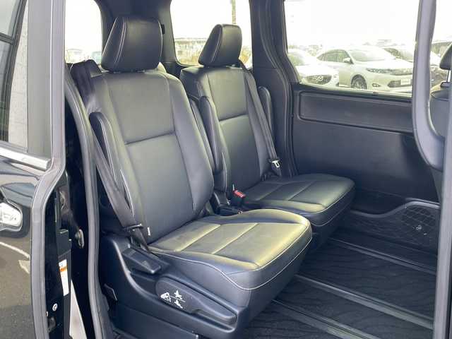 トヨタ エスクァイア Gi 道東・釧路十勝 2019(平31)年 6.9万km ブラック ・4WD/・寒冷地仕様/・ALPINE9インチビッグXSDメモリナビ/（フルセグ・BT・CD・DVD・FM・AM）/・ALPINE10.2型フリップダウンモニター/・バックカメラ/・ETC/・社外前方ドライブレコーダー/・スマートキー一体型純正エンジンスターター/・社外GPSレーダー/・衝突軽減システム/・車線逸脱警報/・クルーズコントロール/・フロントワイパーデアイサー/・両側パワースライドドア/・革シート/・前席シートヒーター/・LEDヘッドライト/・本革ステアリング/・フォグライト/・オートマチックハイビーム/・オートライト/・本革巻きステアリング/・ステアリングスイッチ/・社外フロアマット/・ドアバイザー/・スマートキー/・プッシュスタート/・純正17インチアルミホイール夏タイヤ積込