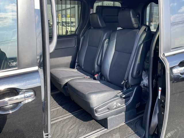 トヨタ エスクァイア Gi 道東・釧路十勝 2019(平31)年 6.9万km ブラック ・4WD/・寒冷地仕様/・ALPINE9インチビッグXSDメモリナビ/（フルセグ・BT・CD・DVD・FM・AM）/・ALPINE10.2型フリップダウンモニター/・バックカメラ/・ETC/・社外前方ドライブレコーダー/・スマートキー一体型純正エンジンスターター/・社外GPSレーダー/・衝突軽減システム/・車線逸脱警報/・クルーズコントロール/・フロントワイパーデアイサー/・両側パワースライドドア/・革シート/・前席シートヒーター/・LEDヘッドライト/・本革ステアリング/・フォグライト/・オートマチックハイビーム/・オートライト/・本革巻きステアリング/・ステアリングスイッチ/・社外フロアマット/・ドアバイザー/・スマートキー/・プッシュスタート/・純正17インチアルミホイール夏タイヤ積込