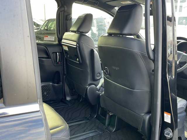 トヨタ エスクァイア Gi 道東・釧路十勝 2019(平31)年 6.9万km ブラック ・4WD/・寒冷地仕様/・ALPINE9インチビッグXSDメモリナビ/（フルセグ・BT・CD・DVD・FM・AM）/・ALPINE10.2型フリップダウンモニター/・バックカメラ/・ETC/・社外前方ドライブレコーダー/・スマートキー一体型純正エンジンスターター/・社外GPSレーダー/・衝突軽減システム/・車線逸脱警報/・クルーズコントロール/・フロントワイパーデアイサー/・両側パワースライドドア/・革シート/・前席シートヒーター/・LEDヘッドライト/・本革ステアリング/・フォグライト/・オートマチックハイビーム/・オートライト/・本革巻きステアリング/・ステアリングスイッチ/・社外フロアマット/・ドアバイザー/・スマートキー/・プッシュスタート/・純正17インチアルミホイール夏タイヤ積込