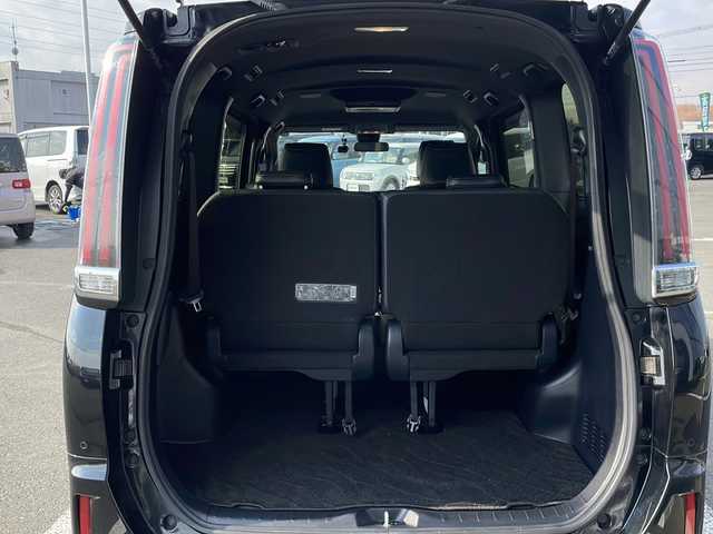 トヨタ エスクァイア Gi 道東・釧路十勝 2019(平31)年 6.9万km ブラック ・4WD/・寒冷地仕様/・ALPINE9インチビッグXSDメモリナビ/（フルセグ・BT・CD・DVD・FM・AM）/・ALPINE10.2型フリップダウンモニター/・バックカメラ/・ETC/・社外前方ドライブレコーダー/・スマートキー一体型純正エンジンスターター/・社外GPSレーダー/・衝突軽減システム/・車線逸脱警報/・クルーズコントロール/・フロントワイパーデアイサー/・両側パワースライドドア/・革シート/・前席シートヒーター/・LEDヘッドライト/・本革ステアリング/・フォグライト/・オートマチックハイビーム/・オートライト/・本革巻きステアリング/・ステアリングスイッチ/・社外フロアマット/・ドアバイザー/・スマートキー/・プッシュスタート/・純正17インチアルミホイール夏タイヤ積込