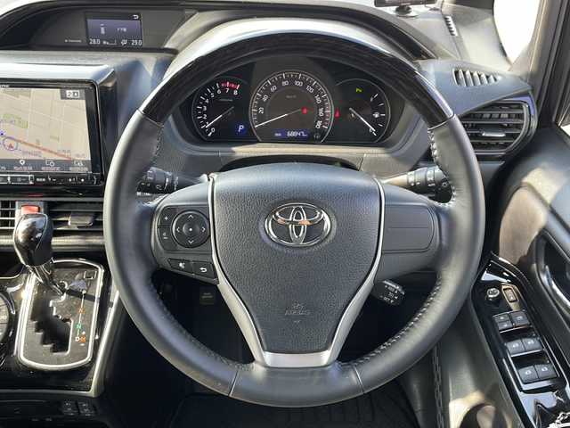 トヨタ エスクァイア Gi 道東・釧路十勝 2019(平31)年 6.9万km ブラック ・4WD/・寒冷地仕様/・ALPINE9インチビッグXSDメモリナビ/（フルセグ・BT・CD・DVD・FM・AM）/・ALPINE10.2型フリップダウンモニター/・バックカメラ/・ETC/・社外前方ドライブレコーダー/・スマートキー一体型純正エンジンスターター/・社外GPSレーダー/・衝突軽減システム/・車線逸脱警報/・クルーズコントロール/・フロントワイパーデアイサー/・両側パワースライドドア/・革シート/・前席シートヒーター/・LEDヘッドライト/・本革ステアリング/・フォグライト/・オートマチックハイビーム/・オートライト/・本革巻きステアリング/・ステアリングスイッチ/・社外フロアマット/・ドアバイザー/・スマートキー/・プッシュスタート/・純正17インチアルミホイール夏タイヤ積込