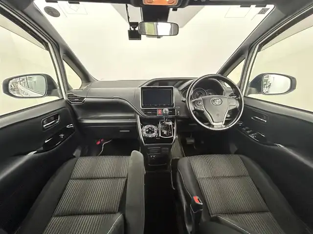 トヨタ ヴォクシー ZS 煌Ⅱ 道央・札幌 2019(令1)年 8.2万km ホワイトパールクリスタルシャイン ・4WD/・トヨタセーフティセンス/・衝突被害軽減ブレーキ/・レーンキープアシスト/・レーダークルーズコントロール/・オートハイビーム/・先行車発進告知/・純正メモリナビ/・フルセグ/BT/CD/DVD/・バックカメラ/・ビルトインETC/・両側パワースライドドア/・純正エンジンスターター/・前後ドライブレコーダー/・ドアロック連動ミラー/・横滑り防止装置/・スマートキー/・プッシュスタート/・MTモード