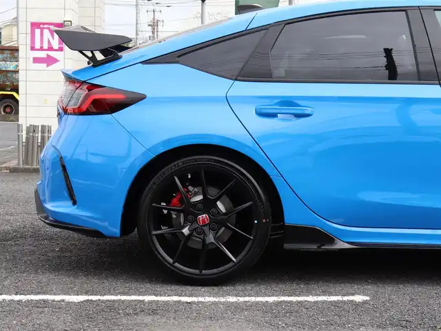 ホンダ シビック タイプR レーシングブラックPKG 神奈川県 2025(令7)年 0.1千km レーシングブルーパール 6速マニュアル/ワンオーナー/ブラインドスポットモニター/ETC2.0 /アジャイルハンドリングアシスト/バックカメラ/ワイヤレス充電/純正19インチAW/純正メモリナビ/フルセグテレビ/クルーズコントロール(追従機能付き)/プッシュスタート/コーナーセンサー/保証書/取説/スペアキー