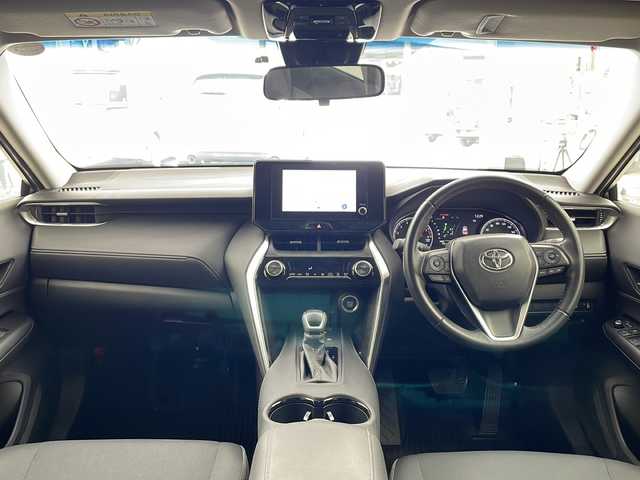 トヨタ ハリアー S 兵庫県 2023(令5)年 3.6万km プラチナホワイトパールマイカ ・8インチディスプレイナビ/Bluetooth/USB/TV/Miracast/・バックカメラ/・ビルトインETC2.0/・Toyota　Safety　Sense/・プリクラッシュセーフティ/・レーントレーシングアシスト/・レーダークルーズコントロール/・アダプティブハイビームシステム/・ロードサインアシスト/・ドライバー異常対応システム/・先行車発進告知機能/・パーキングサポートブレーキ/・ヒルスタートアシストコントロール/・緊急ブレーキシグナル/・ドライブスタートコントロール/・クリアランスソナー/・革巻きステアリング/・ステアリングスイッチ/・純正フロアマット/・ＬＥＤヘッドライト/・オートライト/・純正１７インチアルミホイール/・スマートキー/・プッシュスタート