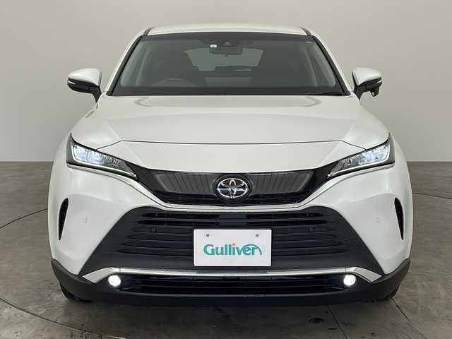 トヨタ ハリアー S 兵庫県 2023(令5)年 3.6万km プラチナホワイトパールマイカ ・8インチディスプレイナビ/Bluetooth/USB/TV/Miracast/・バックカメラ/・ビルトインETC2.0/・Toyota　Safety　Sense/・プリクラッシュセーフティ/・レーントレーシングアシスト/・レーダークルーズコントロール/・アダプティブハイビームシステム/・ロードサインアシスト/・ドライバー異常対応システム/・先行車発進告知機能/・パーキングサポートブレーキ/・ヒルスタートアシストコントロール/・緊急ブレーキシグナル/・ドライブスタートコントロール/・クリアランスソナー/・革巻きステアリング/・ステアリングスイッチ/・純正フロアマット/・ＬＥＤヘッドライト/・オートライト/・純正１７インチアルミホイール/・スマートキー/・プッシュスタート