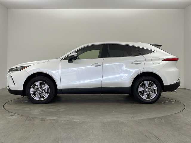 トヨタ ハリアー S 兵庫県 2023(令5)年 3.6万km プラチナホワイトパールマイカ ・8インチディスプレイナビ/Bluetooth/USB/TV/Miracast/・バックカメラ/・ビルトインETC2.0/・Toyota　Safety　Sense/・プリクラッシュセーフティ/・レーントレーシングアシスト/・レーダークルーズコントロール/・アダプティブハイビームシステム/・ロードサインアシスト/・ドライバー異常対応システム/・先行車発進告知機能/・パーキングサポートブレーキ/・ヒルスタートアシストコントロール/・緊急ブレーキシグナル/・ドライブスタートコントロール/・クリアランスソナー/・革巻きステアリング/・ステアリングスイッチ/・純正フロアマット/・ＬＥＤヘッドライト/・オートライト/・純正１７インチアルミホイール/・スマートキー/・プッシュスタート