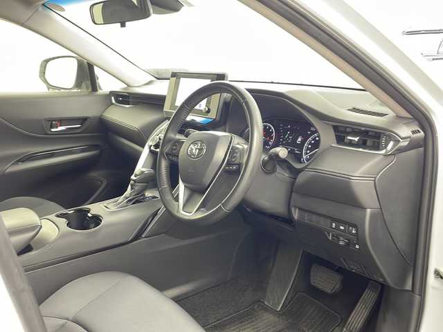 トヨタ ハリアー S 兵庫県 2023(令5)年 3.6万km プラチナホワイトパールマイカ ・8インチディスプレイナビ/Bluetooth/USB/TV/Miracast/・バックカメラ/・ビルトインETC2.0/・Toyota　Safety　Sense/・プリクラッシュセーフティ/・レーントレーシングアシスト/・レーダークルーズコントロール/・アダプティブハイビームシステム/・ロードサインアシスト/・ドライバー異常対応システム/・先行車発進告知機能/・パーキングサポートブレーキ/・ヒルスタートアシストコントロール/・緊急ブレーキシグナル/・ドライブスタートコントロール/・クリアランスソナー/・革巻きステアリング/・ステアリングスイッチ/・純正フロアマット/・ＬＥＤヘッドライト/・オートライト/・純正１７インチアルミホイール/・スマートキー/・プッシュスタート