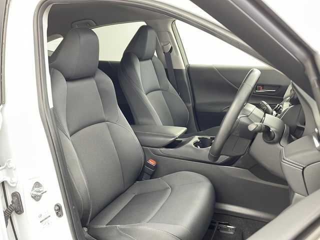 トヨタ ハリアー S 兵庫県 2023(令5)年 3.6万km プラチナホワイトパールマイカ ・8インチディスプレイナビ/Bluetooth/USB/TV/Miracast/・バックカメラ/・ビルトインETC2.0/・Toyota　Safety　Sense/・プリクラッシュセーフティ/・レーントレーシングアシスト/・レーダークルーズコントロール/・アダプティブハイビームシステム/・ロードサインアシスト/・ドライバー異常対応システム/・先行車発進告知機能/・パーキングサポートブレーキ/・ヒルスタートアシストコントロール/・緊急ブレーキシグナル/・ドライブスタートコントロール/・クリアランスソナー/・革巻きステアリング/・ステアリングスイッチ/・純正フロアマット/・ＬＥＤヘッドライト/・オートライト/・純正１７インチアルミホイール/・スマートキー/・プッシュスタート