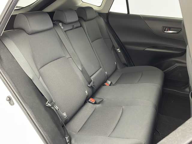 トヨタ ハリアー S 兵庫県 2023(令5)年 3.6万km プラチナホワイトパールマイカ ・8インチディスプレイナビ/Bluetooth/USB/TV/Miracast/・バックカメラ/・ビルトインETC2.0/・Toyota　Safety　Sense/・プリクラッシュセーフティ/・レーントレーシングアシスト/・レーダークルーズコントロール/・アダプティブハイビームシステム/・ロードサインアシスト/・ドライバー異常対応システム/・先行車発進告知機能/・パーキングサポートブレーキ/・ヒルスタートアシストコントロール/・緊急ブレーキシグナル/・ドライブスタートコントロール/・クリアランスソナー/・革巻きステアリング/・ステアリングスイッチ/・純正フロアマット/・ＬＥＤヘッドライト/・オートライト/・純正１７インチアルミホイール/・スマートキー/・プッシュスタート