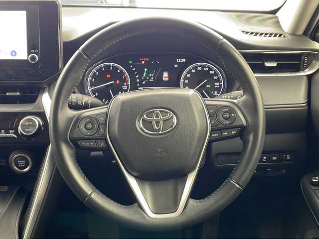 トヨタ ハリアー S 兵庫県 2023(令5)年 3.6万km プラチナホワイトパールマイカ ・8インチディスプレイナビ/Bluetooth/USB/TV/Miracast/・バックカメラ/・ビルトインETC2.0/・Toyota　Safety　Sense/・プリクラッシュセーフティ/・レーントレーシングアシスト/・レーダークルーズコントロール/・アダプティブハイビームシステム/・ロードサインアシスト/・ドライバー異常対応システム/・先行車発進告知機能/・パーキングサポートブレーキ/・ヒルスタートアシストコントロール/・緊急ブレーキシグナル/・ドライブスタートコントロール/・クリアランスソナー/・革巻きステアリング/・ステアリングスイッチ/・純正フロアマット/・ＬＥＤヘッドライト/・オートライト/・純正１７インチアルミホイール/・スマートキー/・プッシュスタート