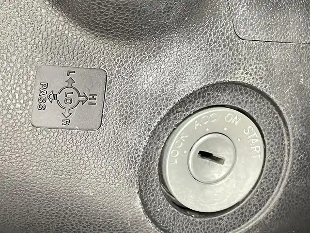 ダイハツ ミラ イース X SAⅢ 千葉県 2017(平29)年 1.4万km スカイブルーメタリック スマートアシストIII/・衝突回避支援ブレーキ機能/・急発進抑制制御/・車線逸脱警報機能/・オートハイビーム/・先行車発進お知らせ機能/ディーラー純正SDナビ/（CD/DVD/Bluetooth/USB/フルセグ）/バックカメラ/ライトレベライザー/コーナーセンサー/ETC/純正ドライブレコーダー/純正フロアマット/LED/スペアキー×1