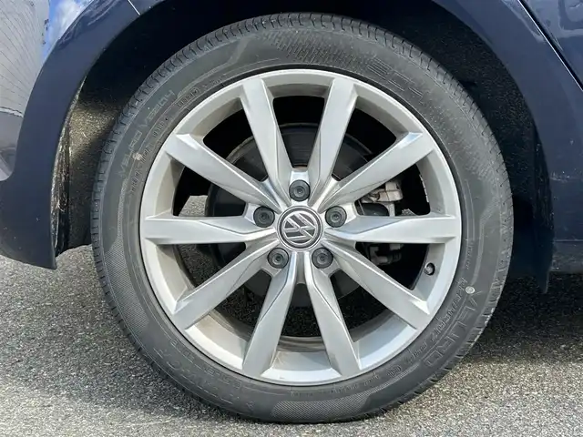 フォルクスワーゲン ゴルフ TSIハイライン 山形県 2015(平27)年 3.9万km ナイトブルーメタリック 純正ナビ/フルセグTV/AM/FM/CD/DVD再生/Bluetooth接続/バックカメラ/クルーズコントロール/ホールドブレーキ/電動パーキングブレーキ/オートライト/シートヒーター/レザーシート/純正フロアマット/純正17インチAW/社外アルミスタッドレス車載