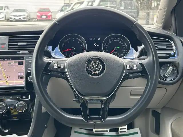 フォルクスワーゲン ゴルフ TSIハイライン 山形県 2015(平27)年 3.9万km ナイトブルーメタリック 純正ナビ/フルセグTV/AM/FM/CD/DVD再生/Bluetooth接続/バックカメラ/クルーズコントロール/ホールドブレーキ/電動パーキングブレーキ/オートライト/シートヒーター/レザーシート/純正フロアマット/純正17インチAW/社外アルミスタッドレス車載