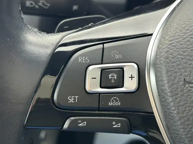 フォルクスワーゲン ゴルフ TSIハイライン 山形県 2015(平27)年 3.9万km ナイトブルーメタリック 純正ナビ/フルセグTV/AM/FM/CD/DVD再生/Bluetooth接続/バックカメラ/クルーズコントロール/ホールドブレーキ/電動パーキングブレーキ/オートライト/シートヒーター/レザーシート/純正フロアマット/純正17インチAW/社外アルミスタッドレス車載