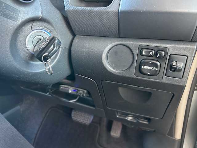 トヨタ ヴィッツ F 宮城県 2007(平19)年 8.8万km ミディアムシルバーメタリック ワンオーナー/純正オーディオ/FM/AM/CD/社外アルミ冬タイヤ14インチ/社外アルミ夏タイヤ16インチ/純正フロアマット/ヘッドランプレベライザー/電動格納ミラー/ETC