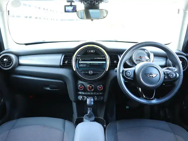 ＭＩＮＩ ミニ 神奈川県 2018(平30)年 4.7万km アイボリーⅡ ワンオーナー/205/45R17 10本スポークブラック塗装アルミホイール/カメラ／パーキングアシストパッケージ/：パーキングアシスト/：パークディスタンスコントロール/：リアビューカメラ/ETC２.0/LEDライトパッケージ/：LEDヘッドランプ/：LEDフロントフォグランプ/：ユニオンジャックデザインLEDリアコンビネーションランプ/：ホワイトターンランプ/シートヒーター（前席）/クルーズコントロール/純正フロアマット/保証書/フロントドアカーテシランプ