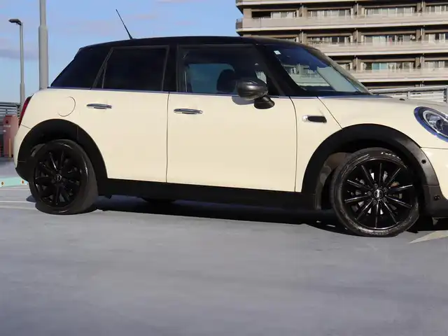 ＭＩＮＩ ミニ 神奈川県 2018(平30)年 4.7万km アイボリーⅡ ワンオーナー/205/45R17 10本スポークブラック塗装アルミホイール/カメラ／パーキングアシストパッケージ/：パーキングアシスト/：パークディスタンスコントロール/：リアビューカメラ/ETC２.0/LEDライトパッケージ/：LEDヘッドランプ/：LEDフロントフォグランプ/：ユニオンジャックデザインLEDリアコンビネーションランプ/：ホワイトターンランプ/シートヒーター（前席）/クルーズコントロール/純正フロアマット/保証書/フロントドアカーテシランプ