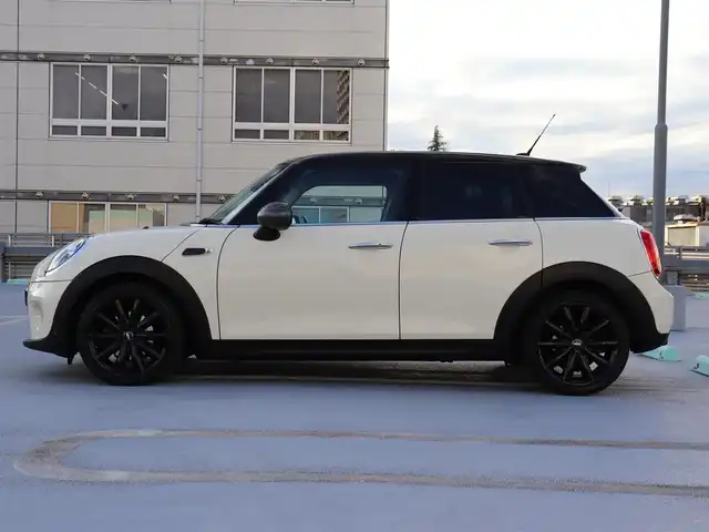 ＭＩＮＩ ミニ 神奈川県 2018(平30)年 4.7万km アイボリーⅡ ワンオーナー/205/45R17 10本スポークブラック塗装アルミホイール/カメラ／パーキングアシストパッケージ/：パーキングアシスト/：パークディスタンスコントロール/：リアビューカメラ/ETC２.0/LEDライトパッケージ/：LEDヘッドランプ/：LEDフロントフォグランプ/：ユニオンジャックデザインLEDリアコンビネーションランプ/：ホワイトターンランプ/シートヒーター（前席）/クルーズコントロール/純正フロアマット/保証書/フロントドアカーテシランプ
