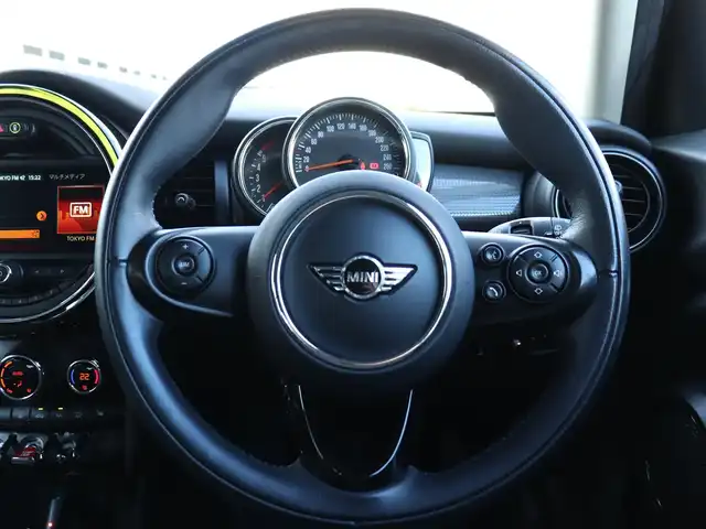 ＭＩＮＩ ミニ 神奈川県 2018(平30)年 4.7万km アイボリーⅡ ワンオーナー/205/45R17 10本スポークブラック塗装アルミホイール/カメラ／パーキングアシストパッケージ/：パーキングアシスト/：パークディスタンスコントロール/：リアビューカメラ/ETC２.0/LEDライトパッケージ/：LEDヘッドランプ/：LEDフロントフォグランプ/：ユニオンジャックデザインLEDリアコンビネーションランプ/：ホワイトターンランプ/シートヒーター（前席）/クルーズコントロール/純正フロアマット/保証書/フロントドアカーテシランプ