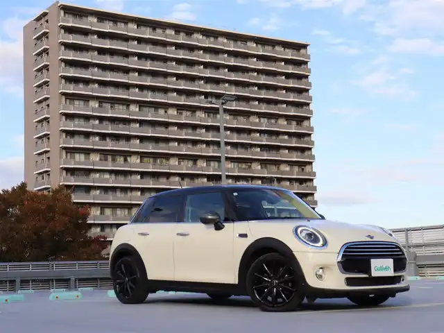 ＭＩＮＩ ミニ 神奈川県 2018(平30)年 4.7万km アイボリーⅡ ワンオーナー/205/45R17 10本スポークブラック塗装アルミホイール/カメラ／パーキングアシストパッケージ/：パーキングアシスト/：パークディスタンスコントロール/：リアビューカメラ/ETC２.0/LEDライトパッケージ/：LEDヘッドランプ/：LEDフロントフォグランプ/：ユニオンジャックデザインLEDリアコンビネーションランプ/：ホワイトターンランプ/シートヒーター（前席）/クルーズコントロール/純正フロアマット/保証書/フロントドアカーテシランプ