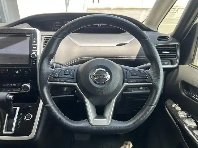 日産 セレナ ハイウェイスター G 静岡県 2017(平29)年 5.6万km ブリリアントホワイトパール 2トーン エマージェンシーブレーキ/純正９型ナビ/フルセグＴＶ/ＤＶＤ再生/ＢＴオーディオ/全周囲カメラ/後席モニター/ドラレコ/ＥＴＣ/クルコン/両側電動スライドドア/ＬＥＤヘッド/ドアバイザー/純正１６ＡＷ