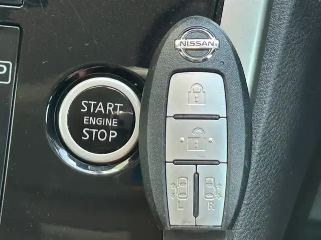 日産 セレナ ハイウェイスター G 静岡県 2017(平29)年 5.6万km ブリリアントホワイトパール 2トーン エマージェンシーブレーキ/純正９型ナビ/フルセグＴＶ/ＤＶＤ再生/ＢＴオーディオ/全周囲カメラ/後席モニター/ドラレコ/ＥＴＣ/クルコン/両側電動スライドドア/ＬＥＤヘッド/ドアバイザー/純正１６ＡＷ