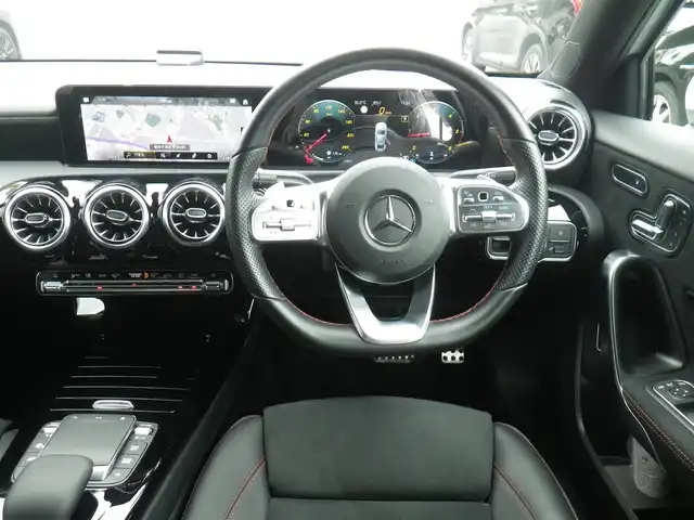 メルセデス・ベンツ Ｍ・ベンツ Ａ２００ｄ セダン AMGライン 神奈川県 2023(令5)年 0.8万km デジタルホワイト レーダーセーフティパッケージ/・アクティブディスタンスアシストディストロニック/・アクティブブレーキアシスト/・PRE-SAFE/・PRE-SAFEプラス/・PRE-SAFEサウンド/・緊急回避システム/・渋滞時緊急ブレーキ機能/・アクティブブラインドスポットアシスト/・アクティブブレーンキーピングアシスト/・自動再発進機能/・アクティブステアリングアシスト/ワンオーナー/純正ナビ　フルセグTV/（Bluetooth/USB）/バックカメラ/パークトロニック/ハーフレザーシート/前席メモリー付きパワーシート/前席シートヒーター/マルチビームLEDヘッドランプ/アダプティブハイビームアシストプラス/純正ドライブレコーダー/ビルトインETC（2.0）/スマートキx2/パドルシフト/取説書/保証書/点検記録（全てベンツディーラーで実施）/　R6/2  R7/1