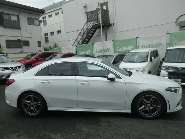 メルセデス・ベンツ Ｍ・ベンツ Ａ２００ｄ セダン AMGライン 神奈川県 2023(令5)年 0.8万km デジタルホワイト レーダーセーフティパッケージ/・アクティブディスタンスアシストディストロニック/・アクティブブレーキアシスト/・PRE-SAFE/・PRE-SAFEプラス/・PRE-SAFEサウンド/・緊急回避システム/・渋滞時緊急ブレーキ機能/・アクティブブラインドスポットアシスト/・アクティブブレーンキーピングアシスト/・自動再発進機能/・アクティブステアリングアシスト/ワンオーナー/純正ナビ　フルセグTV/（Bluetooth/USB）/バックカメラ/パークトロニック/ハーフレザーシート/前席メモリー付きパワーシート/前席シートヒーター/マルチビームLEDヘッドランプ/アダプティブハイビームアシストプラス/純正ドライブレコーダー/ビルトインETC（2.0）/スマートキx2/パドルシフト/取説書/保証書/点検記録（全てベンツディーラーで実施）/　R6/2  R7/1