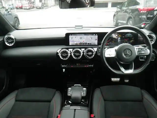メルセデス・ベンツ Ｍ・ベンツ Ａ２００ｄ セダン AMGライン 神奈川県 2023(令5)年 0.8万km デジタルホワイト レーダーセーフティパッケージ/・アクティブディスタンスアシストディストロニック/・アクティブブレーキアシスト/・PRE-SAFE/・PRE-SAFEプラス/・PRE-SAFEサウンド/・緊急回避システム/・渋滞時緊急ブレーキ機能/・アクティブブラインドスポットアシスト/・アクティブブレーンキーピングアシスト/・自動再発進機能/・アクティブステアリングアシスト/ワンオーナー/純正ナビ　フルセグTV/（Bluetooth/USB）/バックカメラ/パークトロニック/ハーフレザーシート/前席メモリー付きパワーシート/前席シートヒーター/マルチビームLEDヘッドランプ/アダプティブハイビームアシストプラス/純正ドライブレコーダー/ビルトインETC（2.0）/スマートキx2/パドルシフト/取説書/保証書/点検記録（全てベンツディーラーで実施）/　R6/2  R7/1