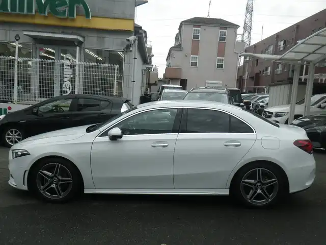 メルセデス・ベンツ Ｍ・ベンツ Ａ２００ｄ セダン AMGライン 神奈川県 2023(令5)年 0.8万km デジタルホワイト レーダーセーフティパッケージ/・アクティブディスタンスアシストディストロニック/・アクティブブレーキアシスト/・PRE-SAFE/・PRE-SAFEプラス/・PRE-SAFEサウンド/・緊急回避システム/・渋滞時緊急ブレーキ機能/・アクティブブラインドスポットアシスト/・アクティブブレーンキーピングアシスト/・自動再発進機能/・アクティブステアリングアシスト/ワンオーナー/純正ナビ　フルセグTV/（Bluetooth/USB）/バックカメラ/パークトロニック/ハーフレザーシート/前席メモリー付きパワーシート/前席シートヒーター/マルチビームLEDヘッドランプ/アダプティブハイビームアシストプラス/純正ドライブレコーダー/ビルトインETC（2.0）/スマートキx2/パドルシフト/取説書/保証書/点検記録（全てベンツディーラーで実施）/　R6/2  R7/1