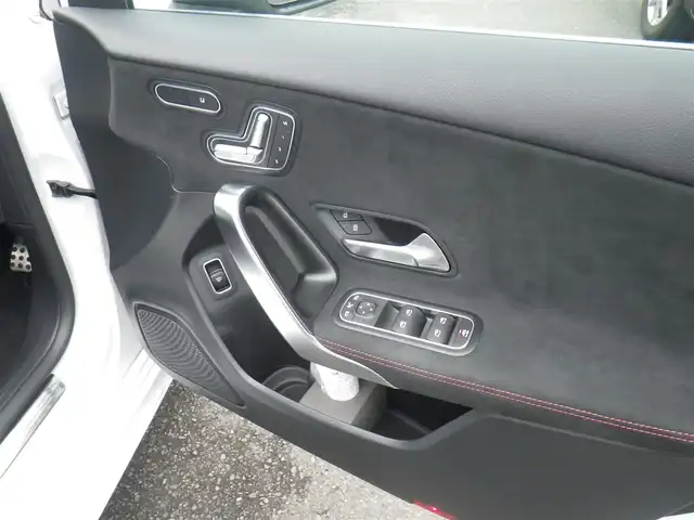 メルセデス・ベンツ Ｍ・ベンツ Ａ２００ｄ セダン AMGライン 神奈川県 2023(令5)年 0.8万km デジタルホワイト レーダーセーフティパッケージ/・アクティブディスタンスアシストディストロニック/・アクティブブレーキアシスト/・PRE-SAFE/・PRE-SAFEプラス/・PRE-SAFEサウンド/・緊急回避システム/・渋滞時緊急ブレーキ機能/・アクティブブラインドスポットアシスト/・アクティブブレーンキーピングアシスト/・自動再発進機能/・アクティブステアリングアシスト/ワンオーナー/純正ナビ　フルセグTV/（Bluetooth/USB）/バックカメラ/パークトロニック/ハーフレザーシート/前席メモリー付きパワーシート/前席シートヒーター/マルチビームLEDヘッドランプ/アダプティブハイビームアシストプラス/純正ドライブレコーダー/ビルトインETC（2.0）/スマートキx2/パドルシフト/取説書/保証書/点検記録（全てベンツディーラーで実施）/　R6/2  R7/1