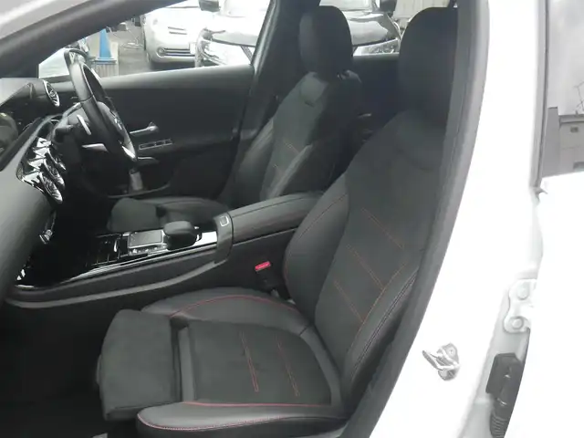 メルセデス・ベンツ Ｍ・ベンツ Ａ２００ｄ セダン AMGライン 神奈川県 2023(令5)年 0.8万km デジタルホワイト レーダーセーフティパッケージ/・アクティブディスタンスアシストディストロニック/・アクティブブレーキアシスト/・PRE-SAFE/・PRE-SAFEプラス/・PRE-SAFEサウンド/・緊急回避システム/・渋滞時緊急ブレーキ機能/・アクティブブラインドスポットアシスト/・アクティブブレーンキーピングアシスト/・自動再発進機能/・アクティブステアリングアシスト/ワンオーナー/純正ナビ　フルセグTV/（Bluetooth/USB）/バックカメラ/パークトロニック/ハーフレザーシート/前席メモリー付きパワーシート/前席シートヒーター/マルチビームLEDヘッドランプ/アダプティブハイビームアシストプラス/純正ドライブレコーダー/ビルトインETC（2.0）/スマートキx2/パドルシフト/取説書/保証書/点検記録（全てベンツディーラーで実施）/　R6/2  R7/1