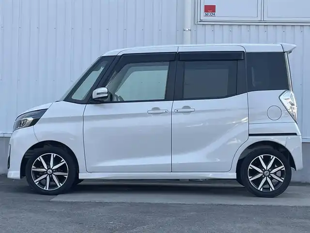 日産 デイズ ルークス ハイウェイスターX Gパッケージ 愛媛県 2017(平29)年 4.7万km ホワイトパール 純正ナビ/（Bluetooth/SD/CD/DVD/AUX/フルセグTV)/アランドビューモニター/両側パワースライドドア/衝突被害軽減装置/後席サーキュレーター/純正15インチアルミホイール/純正フロアマット/純正ドアバイザー/LEDヘッドライト/フォグランプ/オートマチックハイビーム/プッシュスタート/スマートキー/スペアキー1本/ABS/横滑り防止装置/衝突被害軽減ブレーキ/アイドリングストップ/電動格納ミラー