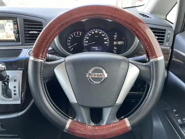 日産 エルグランド 250ハイウェイスター ブラックレザー 群馬県 2013(平25)年 10.4万km ブリリアントホワイトパール 純正メモリナビ（MC312D-W）/（CD、DVD、Bluetooth、フルセグTV）/バックカメラ/ビルトインETC/純正フロアマット/オットマン/プッシュスタート/両側パワースライドドア/スマートキー×２/保証書/取扱説明書