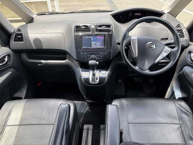 日産 セレナ ハイウェイスター 東京都 2011(平23)年 7.4万km スーパーブラック KENWOODナビ/バックカメラ/４スピーカー/クルーズコントロール/アイドリングストップ/ヒルスタートアシスト/VDC/両側パワースライドドア（運転席側/助手席側）/ハロゲンヘッドランプ/オートライト/シルバー横３本桟バーフロントグリル/開口部メッキ加飾付台形フロントエアロバンパー/フロントハロゲンフォグランプ/サイドシルスポイラー/リアエアロバンパー/レッドレンズハイマウントストップランプ/ボディ同色電動格納ドアミラー/ウィンカーミラー/専用サスペンション/グロスブラックインパネ加飾/メッキ枠付シルバーシフトパネル/革巻きステアリングホイール/クルコンスイッチ/無塗装ドアスイッチベース/SRSエアバック  （運転席/助手席）/オートエアコン/リアクーラー/ブラックジャガード織物/トリコットコンビシート/折りたたみ格納式パーソナルテーブル（２列目）/インテリジェントキー/プッシュエンジンスターター/イモビライザー