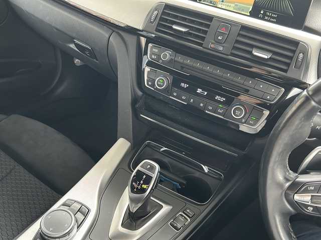 ＢＭＷ ３２０ｄ Mスポーツ 愛知県 2016(平28)年 4.9万km サファイアブラックP 純正HDDナビゲーション/Bluetooth・CD・DVD・AUX・AM・FM/バックカメラ/前席パワーシート/運転席メモリ機能付きパワーシート/クルーズコントロール/前方ドライブレコーダー/センターコンソール/パドルシフト/本革巻きステアリング/ステアリングスイッチ/ビルトインETC/パークトロニック/LEDヘッドライト/フォグランプ/センターコンソール/プッシュスタート/スマートキー/ISOFIX/電動格納ミラー/保証書/取扱説明書
