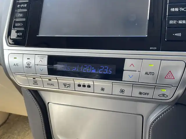 トヨタ ランドクルーザー プラド TX Lパッケージ 愛知県 2017(平29)年 9.1万km ブラック サンルーフ /ルーフレール/純正メーカーDAナビ/フルセグTV/BT/パノラミックビューモニター/ビルトイン2.0ETC/純正19インチAW/トヨタセーフティセンス/レーダークルーズコントロール/クリアランスソナー /オートライト/ベージュ革シート/前席パワーシート/前席シートヒーター /エアシート/純正フロアマット/取説、保証書/スペアキー