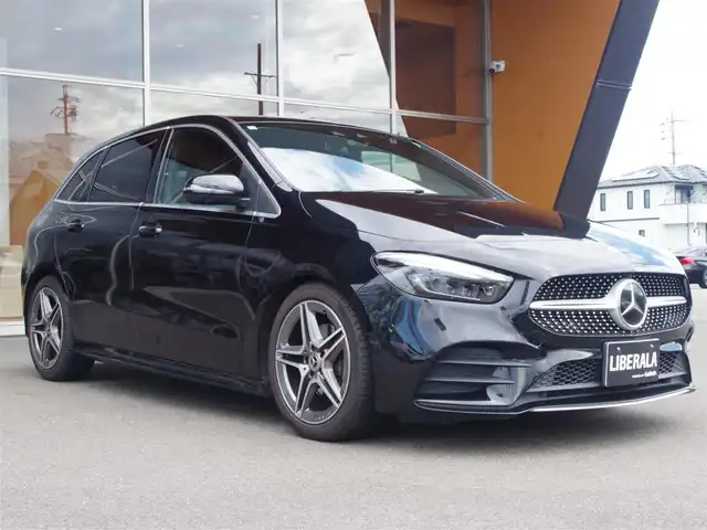 メルセデス・ベンツ Ｂ１８０ AMGライン 岐阜県 2019(令1)年 6万km コスモスブラック レーダーセーフティパッケージ/ アクティブディスタンスアシスト・ディストロニック (自動再発進機能付)/ アクティブブレーキアシスト(歩行者/飛び出し検知機能付)/ PRE-SAFE PRE-SAFE プラス (被害軽減ブレーキ付後方衝突警告システム)/ アクティブブラインドスポットアシスト (降車時警告機能付)/ アクティブレーンキーピングアシスト/ アクティブステアリングアシスト/ナビゲーションパッケージ/ Mercedes me connect: ナビゲーションサービス/ テレビ機能 (12セグ/ワンセグ自動切替)/ トラフィックサインアシスト/AMGライン/18インチAMG5ツインスポークアルミホイール/マルチビームLEDヘッドライト/アダプティブハイビームアシストプラス/アドバンスドパッケージ/ 360°カメラシステム/ ヘッドアップディスプレイ/ アドバンスドサウンドシステム/アンビエントライト/アダプティブブレーキホールド/前席シートヒーター/前席パワーシート/リアビューカメラ