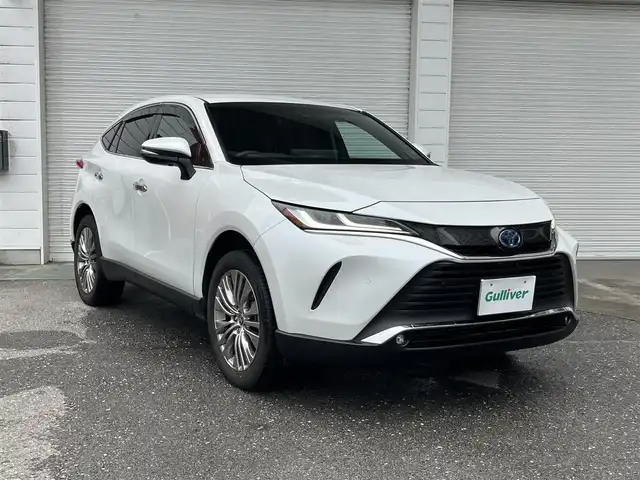 トヨタ ハリアー ハイブリッド Z 高知県 2023(令5)年 1.6万km プラチナホワイトパールマイカ 純正ナビ/　Bluetooth/フルセグ/　CD/DVD/AM/FM/バックカメラ/デジタルインナーミラー/ドライブレコーダー/運転席パワーシート/ビルトインETC2.0/クルーズコントロール/MTモード付AT/ワンオーナー/LEDヘッドライト/電動リアゲート/プッシュスタート/スマートキー/スペアキー/純正フロアマット/純正19インチアルミホイール/レザーシート/JBLスピーカー/本革巻きステアリング/オートマチックハイビーム/オートライト/衝突被害軽減システム/盗難防止装置