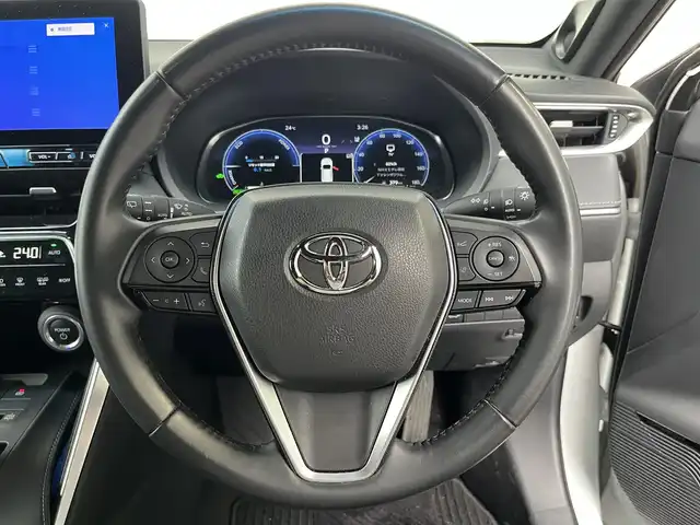 トヨタ ハリアー ハイブリッド Z 高知県 2023(令5)年 1.6万km プラチナホワイトパールマイカ 純正ナビ/　Bluetooth/フルセグ/　CD/DVD/AM/FM/バックカメラ/デジタルインナーミラー/ドライブレコーダー/運転席パワーシート/ビルトインETC2.0/クルーズコントロール/MTモード付AT/ワンオーナー/LEDヘッドライト/電動リアゲート/プッシュスタート/スマートキー/スペアキー/純正フロアマット/純正19インチアルミホイール/レザーシート/JBLスピーカー/本革巻きステアリング/オートマチックハイビーム/オートライト/衝突被害軽減システム/盗難防止装置