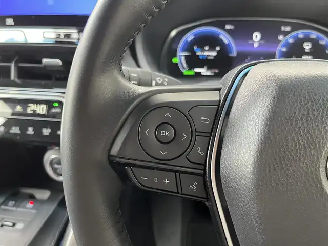 トヨタ ハリアー ハイブリッド Z 高知県 2023(令5)年 1.6万km プラチナホワイトパールマイカ 純正ナビ/　Bluetooth/フルセグ/　CD/DVD/AM/FM/バックカメラ/デジタルインナーミラー/ドライブレコーダー/運転席パワーシート/ビルトインETC2.0/クルーズコントロール/MTモード付AT/ワンオーナー/LEDヘッドライト/電動リアゲート/プッシュスタート/スマートキー/スペアキー/純正フロアマット/純正19インチアルミホイール/レザーシート/JBLスピーカー/本革巻きステアリング/オートマチックハイビーム/オートライト/衝突被害軽減システム/盗難防止装置