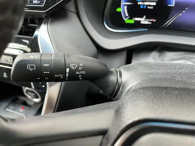 トヨタ ハリアー ハイブリッド Z 高知県 2023(令5)年 1.6万km プラチナホワイトパールマイカ 純正ナビ/　Bluetooth/フルセグ/　CD/DVD/AM/FM/バックカメラ/デジタルインナーミラー/ドライブレコーダー/運転席パワーシート/ビルトインETC2.0/クルーズコントロール/MTモード付AT/ワンオーナー/LEDヘッドライト/電動リアゲート/プッシュスタート/スマートキー/スペアキー/純正フロアマット/純正19インチアルミホイール/レザーシート/JBLスピーカー/本革巻きステアリング/オートマチックハイビーム/オートライト/衝突被害軽減システム/盗難防止装置