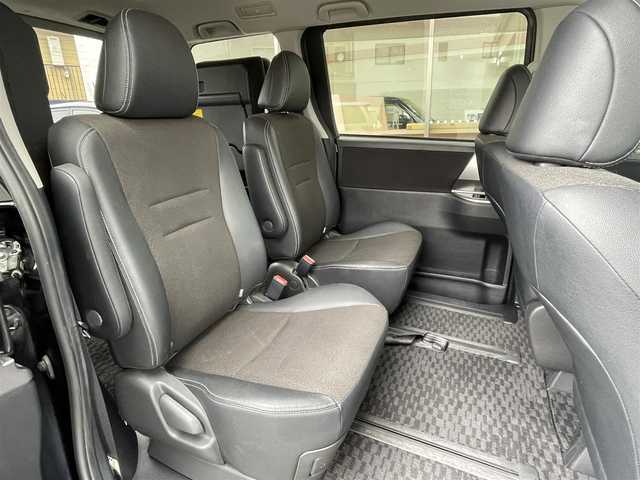 トヨタ ヴォクシー ZS 煌Ⅲ 岐阜県 2012(平24)年 11.2万km ブラック (株)IDOMが運営する【じしゃロン多治見店】の自社ローン専用車両になります。こちらは現金またはオートローンご利用時の価格です。自社ローンご希望の方は別途その旨お申付け下さい。/ALPINE８インチナビ/　（Bluetooth/DVD/フルセグ）/両側パワースライドドア/バックカメラ/ETC/オートライト/フォグランプ/ステアリングリモコン/パドルシフト