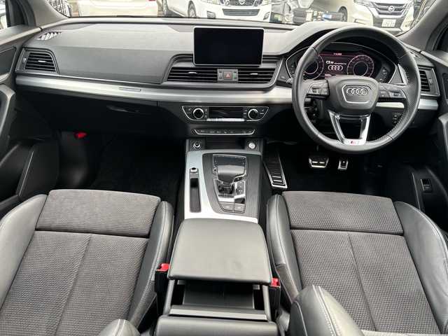 アウディ Ｑ５ 45TFSIクワトロ スポーツ 福岡県 2020(令2)年 1.7万km デイトナグレーパールエフェクト ワンオーナー/純正ナビ/（AM/FM/CD/DVD/SD×2/USB×2/SIMカード/AUX/Bluetooth/ワンセグTV）/クルーズコントロール/横滑り防止/アイドリングストップ/パーキングアシスト/ダウンヒルコントロール/パドルシフト/ハンズフリー/ETC2.0/ドライブレコーダー（前後、SDカード無し）/シートヒーター（運転席/助手席/後部座席）/純正アルミホイール/純正フロアマット/プッシュスタート/オートライト/フォグランプ/電格ミラー/スペアキー×１/保証書/取扱説明書