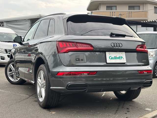 アウディ Ｑ５ 45TFSIクワトロ スポーツ 福岡県 2020(令2)年 1.7万km デイトナグレーパールエフェクト ワンオーナー/純正ナビ/（AM/FM/CD/DVD/SD×2/USB×2/SIMカード/AUX/Bluetooth/ワンセグTV）/クルーズコントロール/横滑り防止/アイドリングストップ/パーキングアシスト/ダウンヒルコントロール/パドルシフト/ハンズフリー/ETC2.0/ドライブレコーダー（前後、SDカード無し）/シートヒーター（運転席/助手席/後部座席）/純正アルミホイール/純正フロアマット/プッシュスタート/オートライト/フォグランプ/電格ミラー/スペアキー×１/保証書/取扱説明書