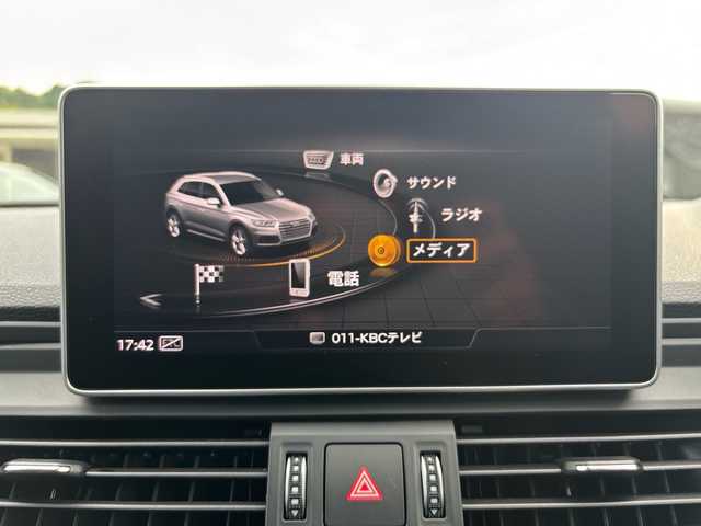 アウディ Ｑ５ 45TFSIクワトロ スポーツ 福岡県 2020(令2)年 1.7万km デイトナグレーパールエフェクト ワンオーナー/純正ナビ/（AM/FM/CD/DVD/SD×2/USB×2/SIMカード/AUX/Bluetooth/ワンセグTV）/クルーズコントロール/横滑り防止/アイドリングストップ/パーキングアシスト/ダウンヒルコントロール/パドルシフト/ハンズフリー/ETC2.0/ドライブレコーダー（前後、SDカード無し）/シートヒーター（運転席/助手席/後部座席）/純正アルミホイール/純正フロアマット/プッシュスタート/オートライト/フォグランプ/電格ミラー/スペアキー×１/保証書/取扱説明書